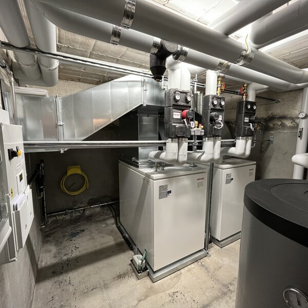 Ersatz Ölheizung durch Luft-Wasser-Wärmepumpe – Inneneinheit der WP (nachher) Ersatz Ölheizung durch Luft-Wasser-Wärmepumpe – Inneneinheit der WP (nachher)