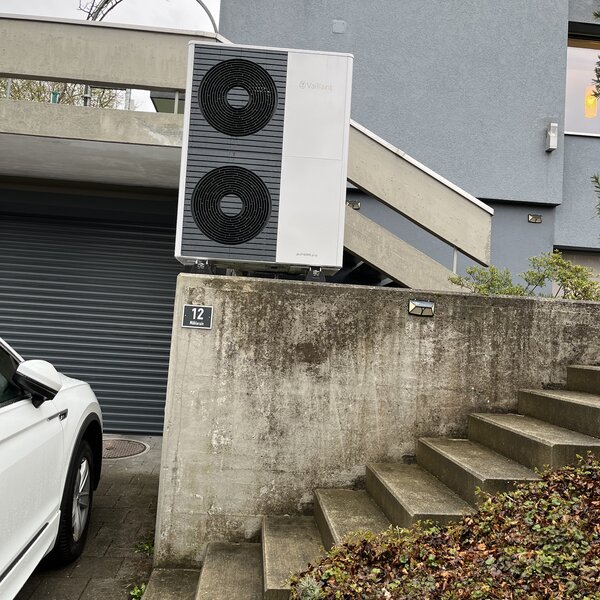 Ausseneinheit einer Luft-Wasser-Wärmepumpe Ausseneinheit einer Luft-Wasser-Wärmepumpe