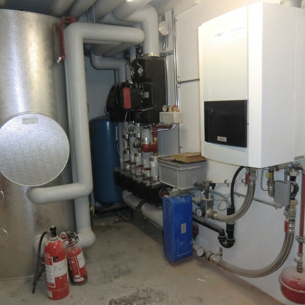 Einblick in eine sanierte Heizzentrale Einblick in eine sanierte Heizzentrale