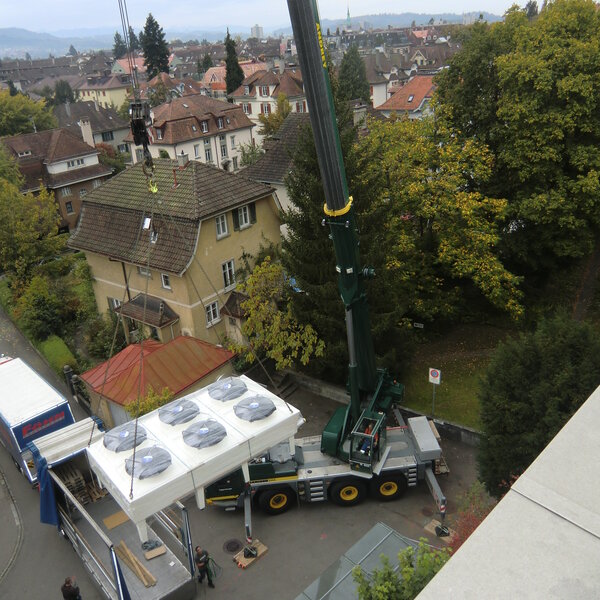 Montage von Rückkühlern mit Kran Montage von Rückkühlern mit Kran